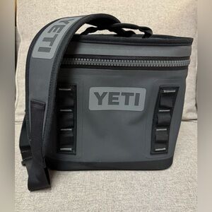 YETI Hopper Flip 8 Soft Cooler - Charcoal/Black - New Without Tags + Zipper Lube